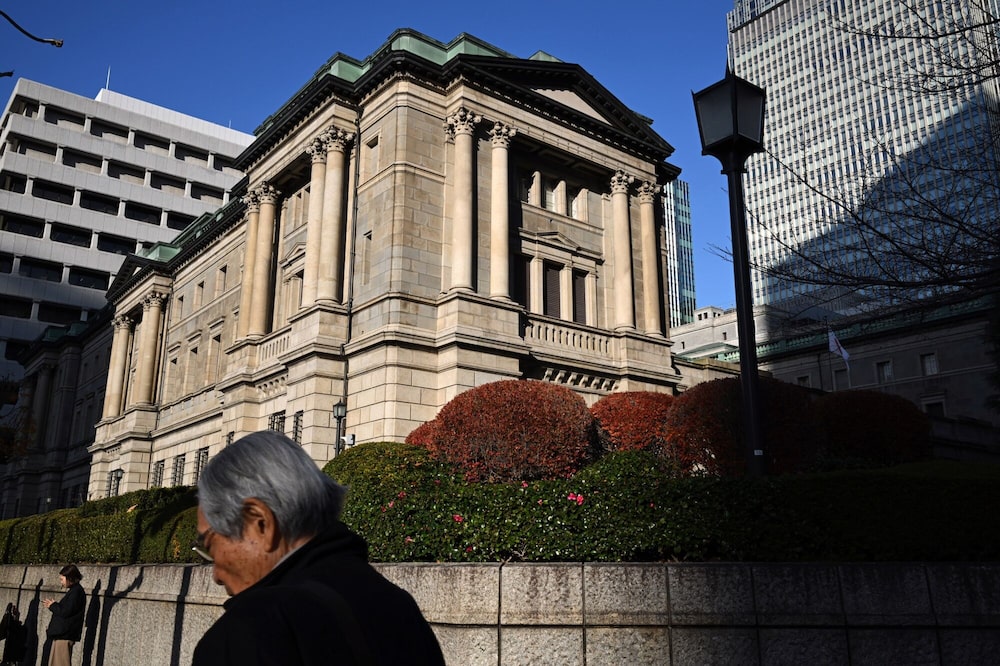 Un hombre pasa al frente de la sede principal del Banco Central de Japón. Un hombre pasa al frente de la sede principal del Banco Central de Japón.