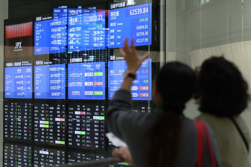 Acciones asiáticas bajan mientras inversores reducen apuestas en acciones de IA y chips Acciones asiáticas bajan mientras inversores reducen apuestas en acciones de IA y chips