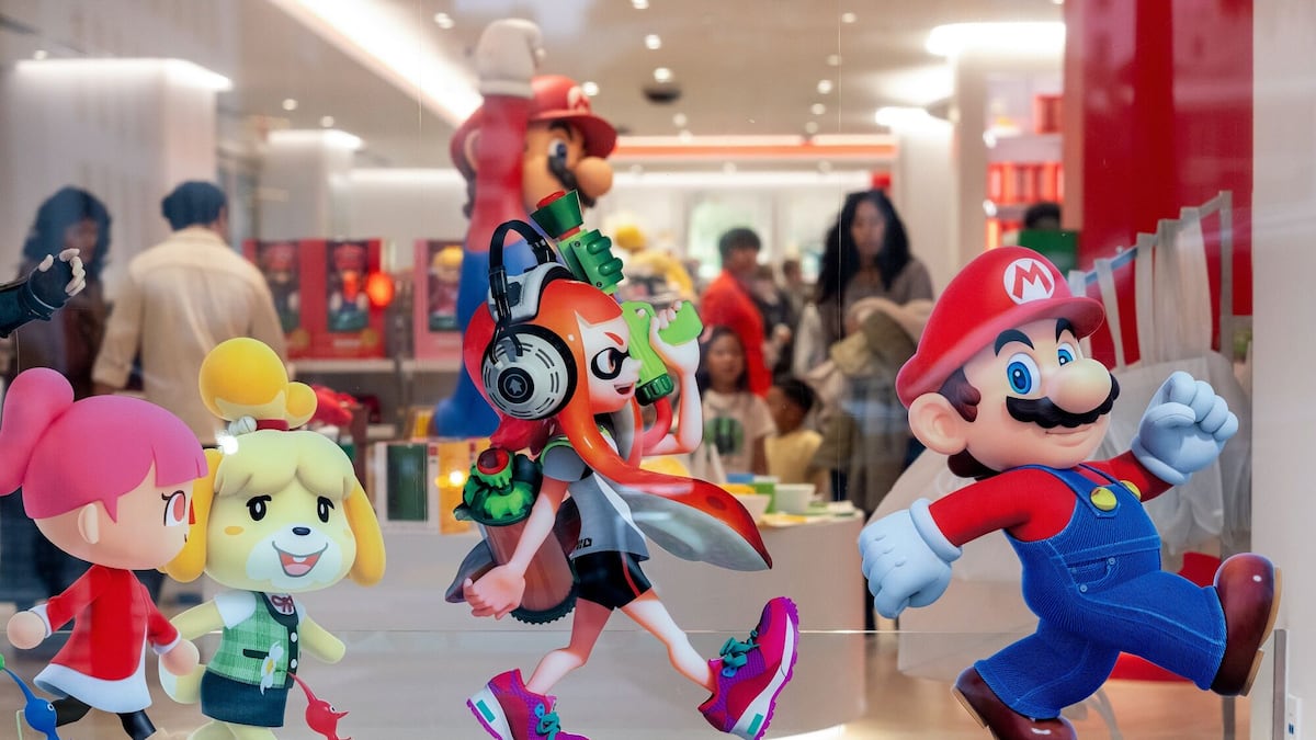 Pegatinas de personajes en la tienda Nintendo de San Francisco.