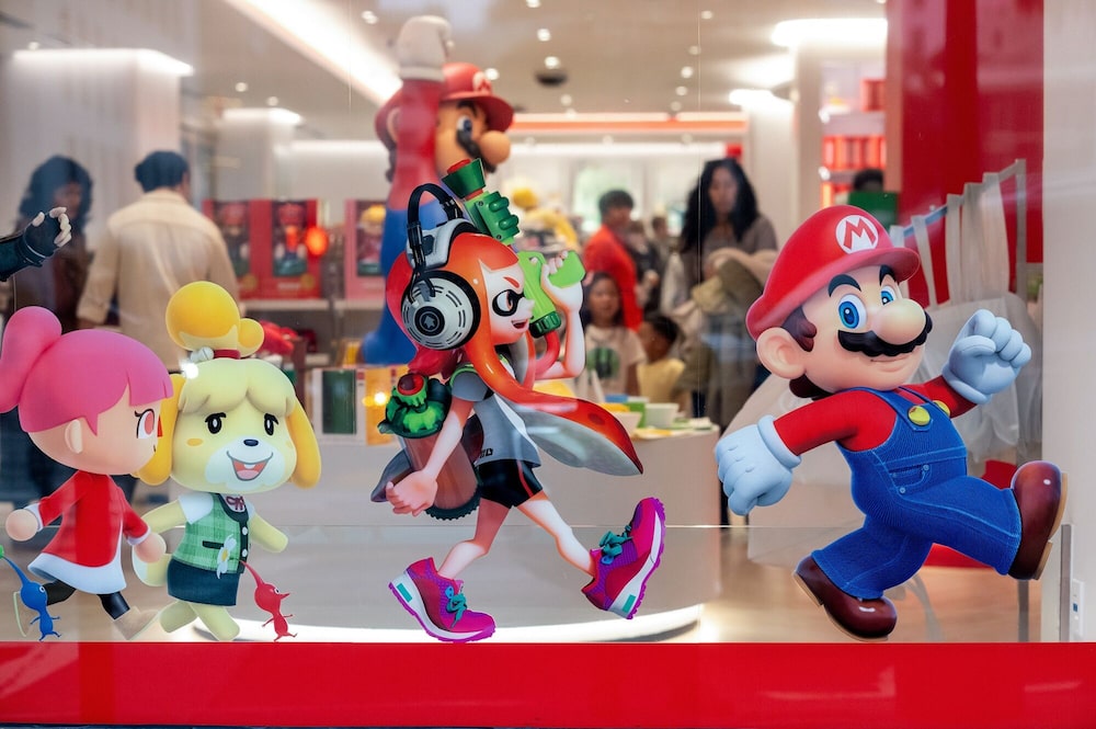 Pegatinas de personajes en la tienda Nintendo de San Francisco. Pegatinas de personajes en la tienda Nintendo de San Francisco.