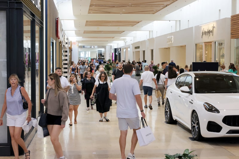 US Consumer Sentiment Drops, Year-Ahead Inflation Views Fall US Consumer Sentiment Drops, Year-Ahead Inflation Views Fall