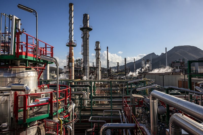 Torres y tuberías en el complejo de refinería de petróleo de Repsol SA en Cartagena, España. Torres y tuberías en el complejo de refinería de petróleo de Repsol SA en Cartagena, España.