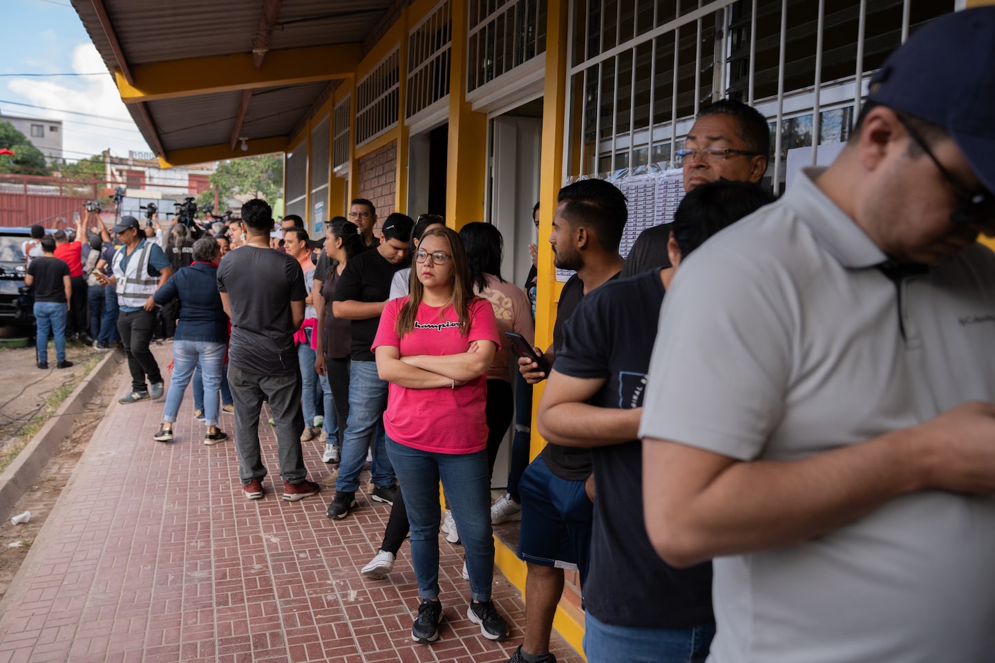 Fila para emitir el voto en un centro de votación durante las elecciones presidenciales en Tegucigalpa, Honduras, el domingo 30 de noviembre de 2025. Fila para emitir el voto en un centro de votación durante las elecciones presidenciales en Tegucigalpa, Honduras, el domingo 30 de noviembre de 2025.