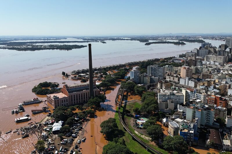 Vista aérea da orla do Guaíba na cidade de Porto Alegre: desastre gerou prejuízo de bilhões de reais e mais de 150 mortes Vista aérea da orla do Guaíba na cidade de Porto Alegre: desastre gerou prejuízo de bilhões de reais e mais de 150 mortes