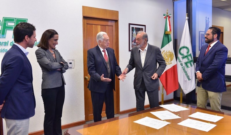 El CEO de CFE, Manuel Bartlett Díaz, Carlos Slim Helú como testigo de honor, la presidenta de Sempra Infraestructura para México, Tania Ortiz Mena, el CEO de las filiales CFE International y CFEnergía, Miguel Reyes Hernández, y el CEOde Carso Energy, Gerardo Kuri Kaufmann. El CEO de CFE, Manuel Bartlett Díaz, Carlos Slim Helú como testigo de honor, la presidenta de Sempra Infraestructura para México, Tania Ortiz Mena, el CEO de las filiales CFE International y CFEnergía, Miguel Reyes Hernández, y el CEOde Carso Energy, Gerardo Kuri Kaufmann.