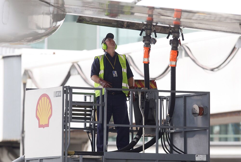 Repostaje de un avión de pasajeros con combustible de aviación Shell. Fotógrafo: Simon Dawson/Bloomberg Repostaje de un avión de pasajeros con combustible de aviación Shell. Fotógrafo: Simon Dawson/Bloomberg
