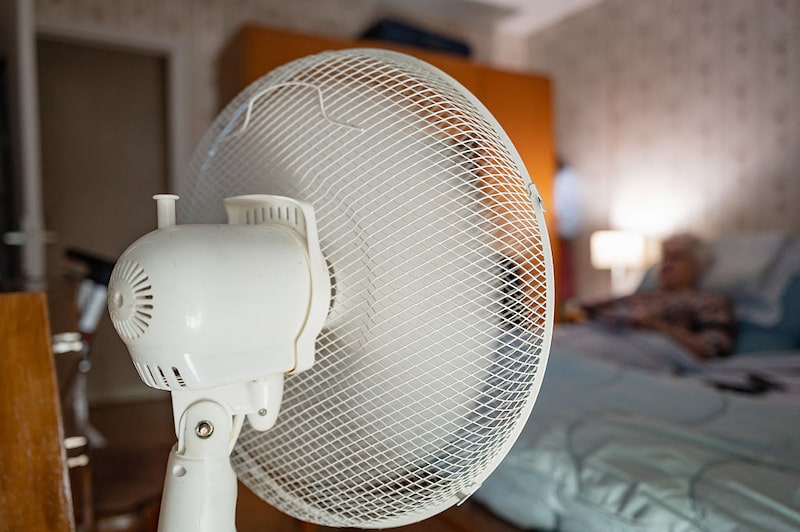 Un ventilador refresca a una mujer de 90 años que yace en la cama mientras hojea la guía de programación de televisión al ver la televisión al final de la tarde durante la ola de calor de junio de 2026 en L'Aigle, en el departamento de Orne, Francia, el 22 de junio de 2026. Un ventilador refresca a una mujer de 90 años que yace en la cama mientras hojea la guía de programación de televisión al ver la televisión al final de la tarde durante la ola de calor de junio de 2026 en L'Aigle, en el departamento de Orne, Francia, el 22 de junio de 2026.