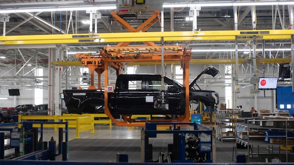 Ford duplicará producción de su camioneta híbrida ante ralentización de ventas de VE Ford duplicará producción de su camioneta híbrida ante ralentización de ventas de VE