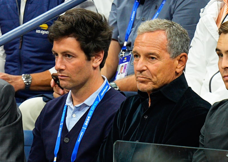 Josh Kuhsner e Bob Iger: embora a liderança do time ainda não esteja decidida, Jeanie Buss, atual governadora e filha do antigo proprietário, deve continuar nesse papel (Foto: XNY/Star Max/GC Images) Josh Kuhsner e Bob Iger: embora a liderança do time ainda não esteja decidida, Jeanie Buss, atual governadora e filha do antigo proprietário, deve continuar nesse papel (Foto: XNY/Star Max/GC Images)
