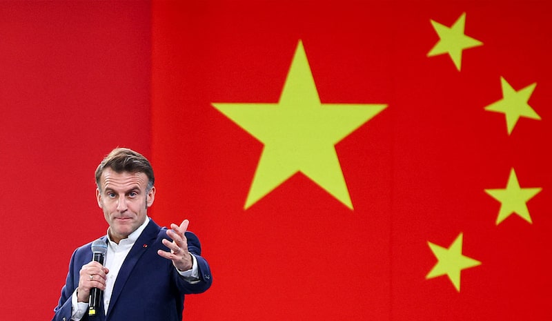El presidente francés, Emmanuel Macron, habla en la Universidad de Sichuan, con la bandera china de fondo, durante una reunión con estudiantes en Chengdu, provincia de Sichuan, suroeste de China, el 5 de diciembre de 2025. (Foto de Sarah Meyssonnier / POOL / AFP vía Getty Images) El presidente francés, Emmanuel Macron, habla en la Universidad de Sichuan, con la bandera china de fondo, durante una reunión con estudiantes en Chengdu, provincia de Sichuan, suroeste de China, el 5 de diciembre de 2025. (Foto de Sarah Meyssonnier / POOL / AFP vía Getty Images)