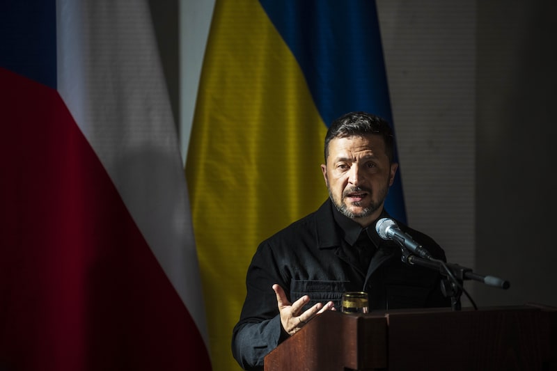 Zelenskiy se reúne con Trump al margen de la cumbre de la OTAN; busca armas para Ucrania. Zelenskiy se reúne con Trump al margen de la cumbre de la OTAN; busca armas para Ucrania.