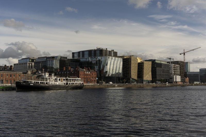 Foto de prédios à beira de um corpo d'água Foto de prédios à beira de um corpo d'água