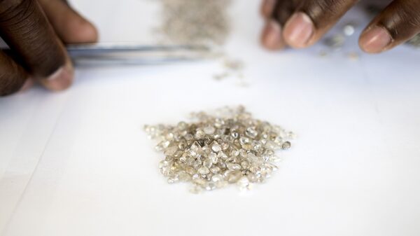 Ventas de diamantes se reanudan lentamente tras los esfuerzos por frenar la caída de precios Ventas de diamantes se reanudan lentamente tras los esfuerzos por frenar la caída de precios