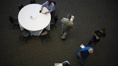 Vagas de emprego nos EUA recuam em abril, mas mantêm níveis altos Vagas de emprego nos EUA recuam em abril, mas mantêm níveis altos