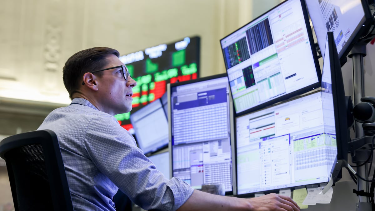 ASML impulsa a Wall Street y la inflación mayorista hace retroceder al dólar