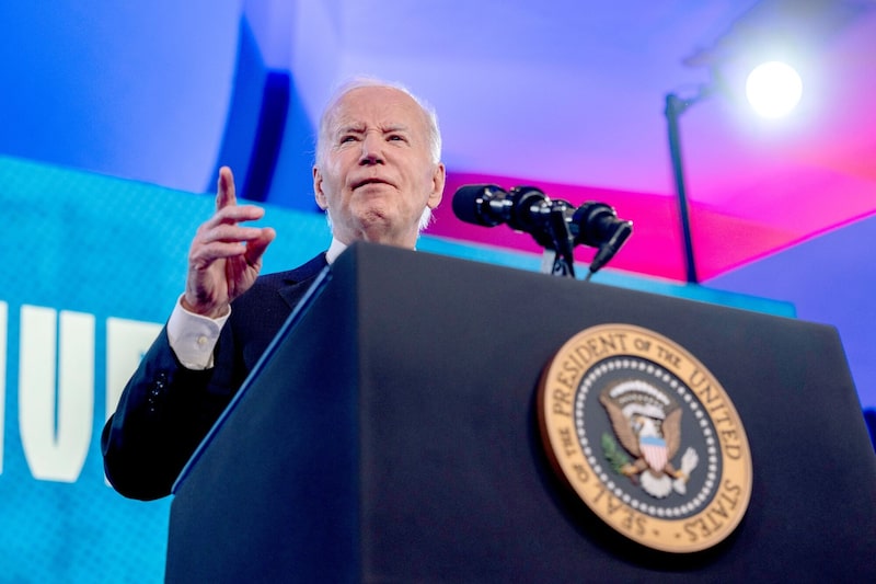 La medida se produce mientras Biden se prepara para unirse a los líderes del Grupo de los Siete para una cumbre en Italia. La medida se produce mientras Biden se prepara para unirse a los líderes del Grupo de los Siete para una cumbre en Italia.