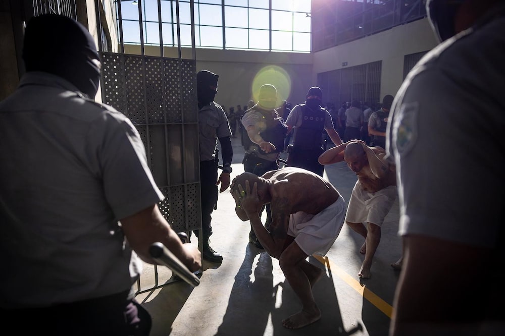 En la imagen, personas privadas en la megacárcel del CECOT. La disminución de la inseguridad en El Salvador no solo obedeció a la mano dura de Nayib Bukele, también a su negociación con las pandillas, según expertos. En la imagen, personas privadas en la megacárcel del CECOT. La disminución de la inseguridad en El Salvador no solo obedeció a la mano dura de Nayib Bukele, también a su negociación con las pandillas, según expertos.