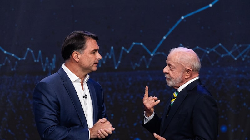 Promessas bilionárias de Lula e Flávio Bolsonaro desafiam busca por ajuste fiscal Promessas bilionárias de Lula e Flávio Bolsonaro desafiam busca por ajuste fiscal