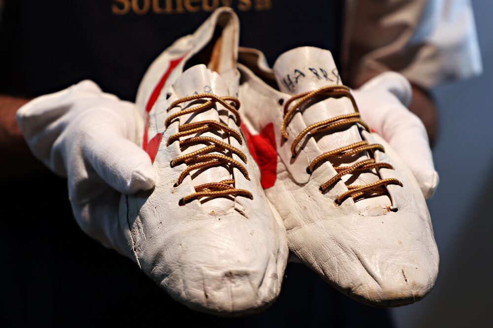 Bill Bowerman: protótipo artesanal de cravos de pista com o célebre logotipo da Nike (Foto: Cindy Ord/Getty Images) Bill Bowerman: protótipo artesanal de cravos de pista com o célebre logotipo da Nike (Foto: Cindy Ord/Getty Images)