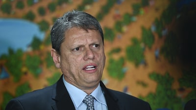 Tarcísio diz que permanece leal a Bolsonaro e anuncia apoio à candidatura de Flávio Tarcísio diz que permanece leal a Bolsonaro e anuncia apoio à candidatura de Flávio