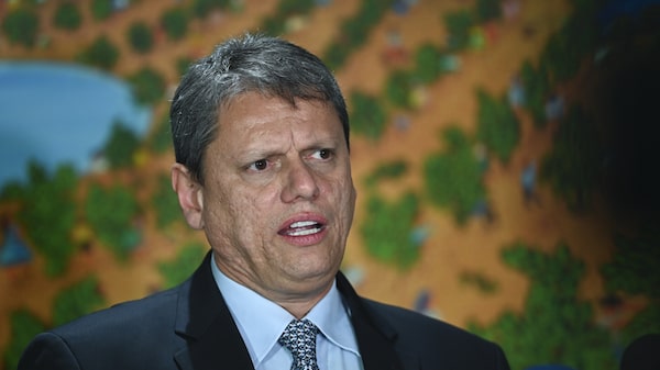 Tarcísio diz que permanece leal a Bolsonaro e anuncia apoio à candidatura de Flávio Tarcísio diz que permanece leal a Bolsonaro e anuncia apoio à candidatura de Flávio