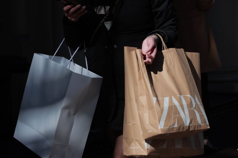 Los descuentos de verano de Zara pueden alcanzar hasta un 70%. Fotografía: John Taggart/Bloomberg. Los descuentos de verano de Zara pueden alcanzar hasta un 70%. Fotografía: John Taggart/Bloomberg.