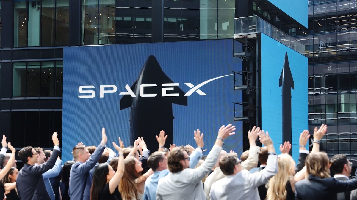 Carteles de SpaceX durante la ceremonia de cierre de la bolsa Nasdaq MarketSite en Nueva York el 12 de junio.