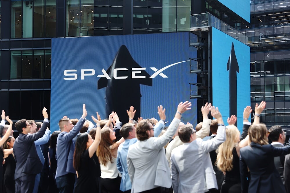Carteles de SpaceX durante la ceremonia de cierre de la bolsa Nasdaq MarketSite en Nueva York el 12 de junio. Carteles de SpaceX durante la ceremonia de cierre de la bolsa Nasdaq MarketSite en Nueva York el 12 de junio.