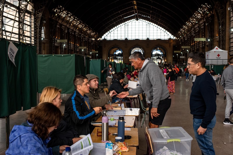 Los votantes llegan a emitir su voto en un colegio electoral durante la segunda vuelta de las elecciones en Santiago de Chile, el domingo 14 de diciembre de 2025. Los votantes llegan a emitir su voto en un colegio electoral durante la segunda vuelta de las elecciones en Santiago de Chile, el domingo 14 de diciembre de 2025.