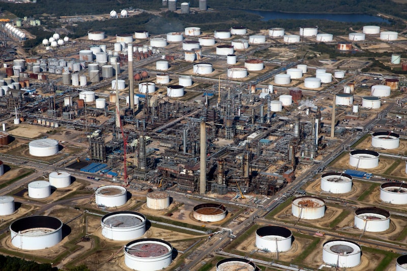 Tanques de almacenamiento de petróleo e instalaciones de refinado en la refinería de petróleo Esso, operada por Exxon Mobil Corp. en Fawley, Reino Unido, el viernes 2 de octubre de 2015. La caída del 50 % en los precios del crudo durante el último año ha afectado a los beneficios de los productores de petróleo y gas, obligándoles a recortar el gasto de capital y reducir las operaciones no rentables. Tanques de almacenamiento de petróleo e instalaciones de refinado en la refinería de petróleo Esso, operada por Exxon Mobil Corp. en Fawley, Reino Unido, el viernes 2 de octubre de 2015. La caída del 50 % en los precios del crudo durante el último año ha afectado a los beneficios de los productores de petróleo y gas, obligándoles a recortar el gasto de capital y reducir las operaciones no rentables.