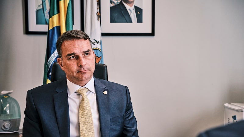El ascenso de Flávio Bolsonaro en encuestas reordena la carrera presidencial en Brasil El ascenso de Flávio Bolsonaro en encuestas reordena la carrera presidencial en Brasil