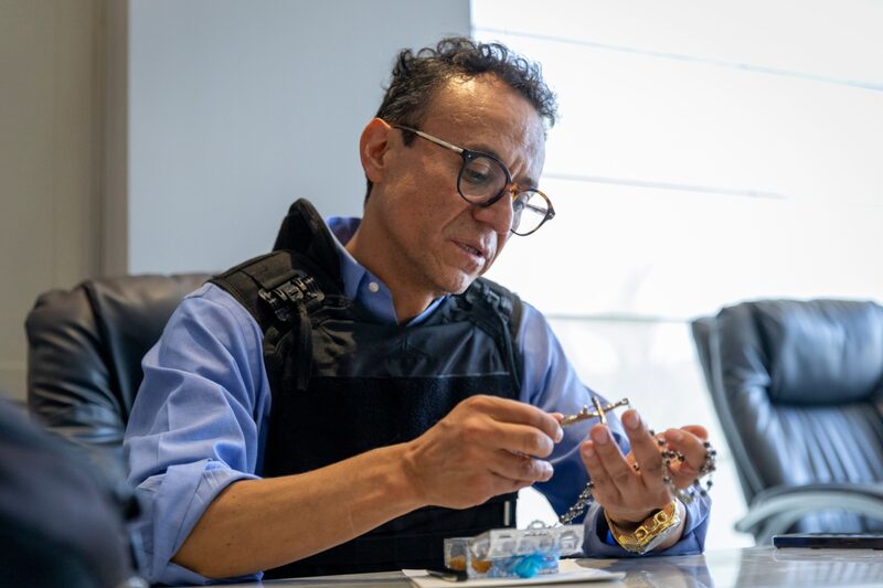 Zurita fue elegido por el movimiento político Construye para reemplazar en las urnas a Fernando Villavicencio el pasado 20 de agosto, tras ser asesinado en campaña política. Zurita fue elegido por el movimiento político Construye para reemplazar en las urnas a Fernando Villavicencio el pasado 20 de agosto, tras ser asesinado en campaña política.