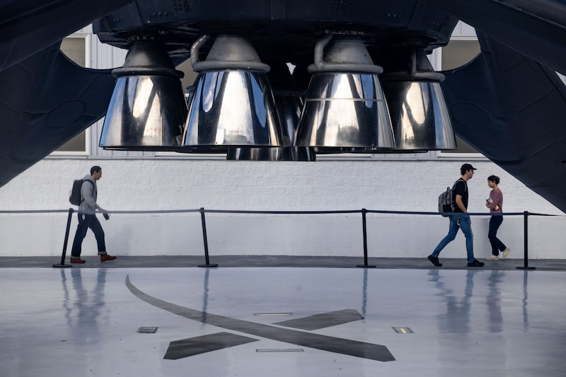Un propulsor reutilizable del cohete Falcon 9 de SpaceX expuesto en el exterior de las instalaciones de la empresa en Hawthorne, California. Fotógrafo: Ethan Swope/Bloomberg Un propulsor reutilizable del cohete Falcon 9 de SpaceX expuesto en el exterior de las instalaciones de la empresa en Hawthorne, California. Fotógrafo: Ethan Swope/Bloomberg