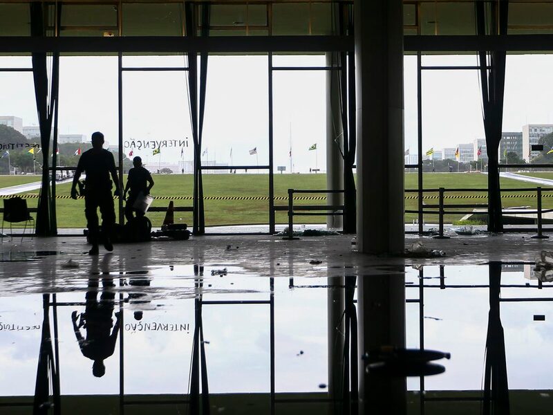Las acciones de los manifestantes han exacerbado el clima de polarización e inestabilidad política, lo que aumenta los riesgos para los activos brasileños a medio y largo plazo Las acciones de los manifestantes han exacerbado el clima de polarización e inestabilidad política, lo que aumenta los riesgos para los activos brasileños a medio y largo plazo