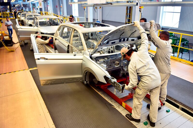Empleados trabajan en la línea de ensamblaje del modelo Tiguan, en la planta automotriz de Volkswagen en Puebla, en el centro de México, el 16 de marzo de 2018. / AFP PHOTO / Pedro PARDO Empleados trabajan en la línea de ensamblaje del modelo Tiguan, en la planta automotriz de Volkswagen en Puebla, en el centro de México, el 16 de marzo de 2018. / AFP PHOTO / Pedro PARDO