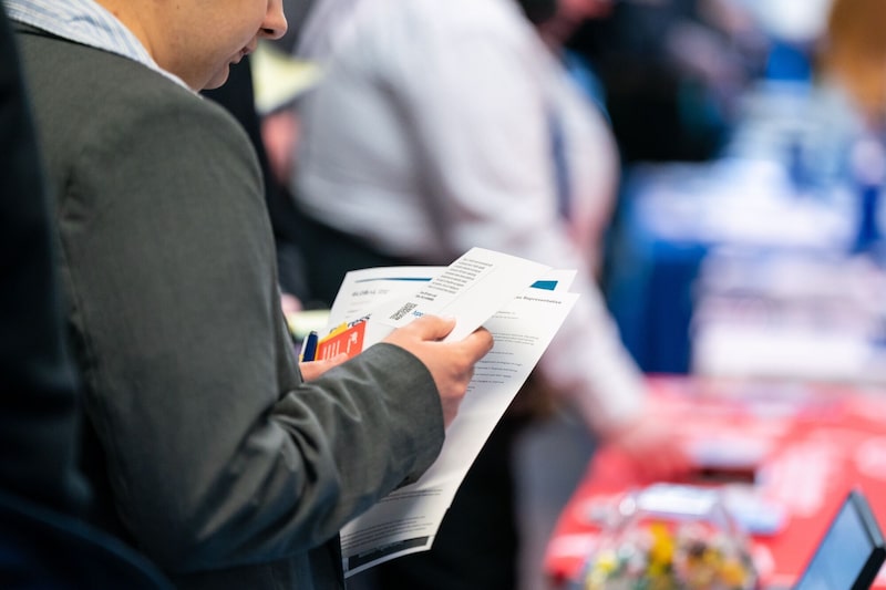 Un solicitante de empleo sostiene material de selección de personal durante la feria de empleo WorkSource North Seattle, celebrada en Seattle, Washington (EE.UU.), el martes 10 de febrero de 2026. Un solicitante de empleo sostiene material de selección de personal durante la feria de empleo WorkSource North Seattle, celebrada en Seattle, Washington (EE.UU.), el martes 10 de febrero de 2026.