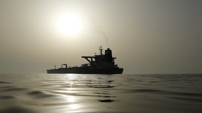Petroleros apagan sus luces para pasar por Ormuz y amortiguar el alza de precios del crudo Petroleros apagan sus luces para pasar por Ormuz y amortiguar el alza de precios del crudo