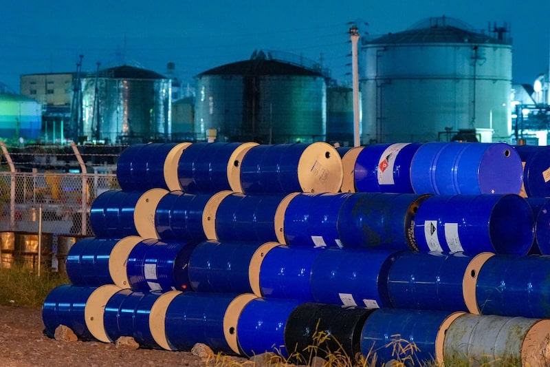 Bidones de almacenamiento apilados en la zona industrial de Keihin, en Kawasaki, prefectura de Kanagawa (Japón), el miércoles 11 de octubre de 2023. Bidones de almacenamiento apilados en la zona industrial de Keihin, en Kawasaki, prefectura de Kanagawa (Japón), el miércoles 11 de octubre de 2023.