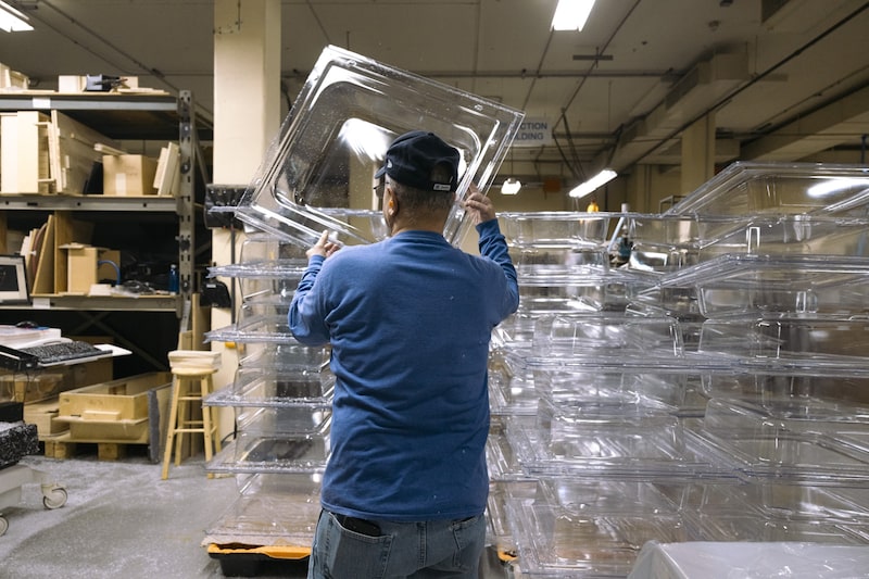 Un trabajador traslada una bandeja moldeada al vacío para su acabado en una planta de fabricación de Kingston, Nueva York. Fotógrafo: Angus Mordant/Bloomberg
Un trabajador traslada una bandeja moldeada al vacío para su acabado en una planta de fabricación de Kingston, Nueva York. Fotógrafo: Angus Mordant/Bloomberg