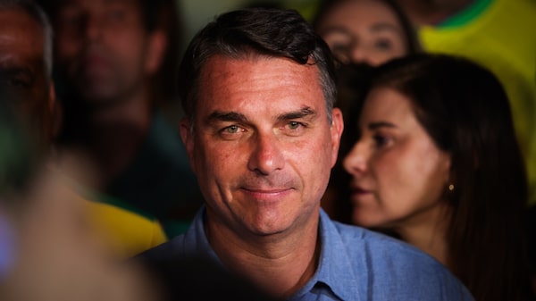Flávio Bolsonaro suma respaldo de dos partidos de centro-derecha antes de segunda vuelta en Brasil Flávio Bolsonaro suma respaldo de dos partidos de centro-derecha antes de segunda vuelta en Brasil