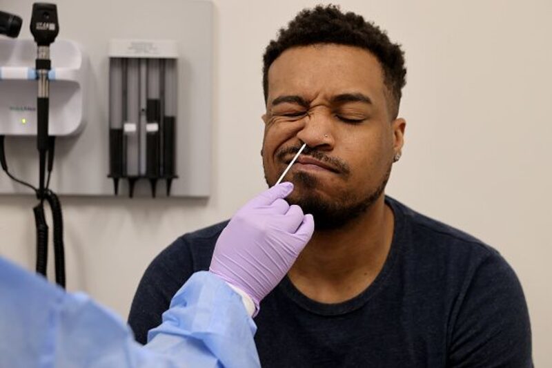 Um teste rápido de antígeno deve bastar para comprovar infeccção Um teste rápido de antígeno deve bastar para comprovar infeccção