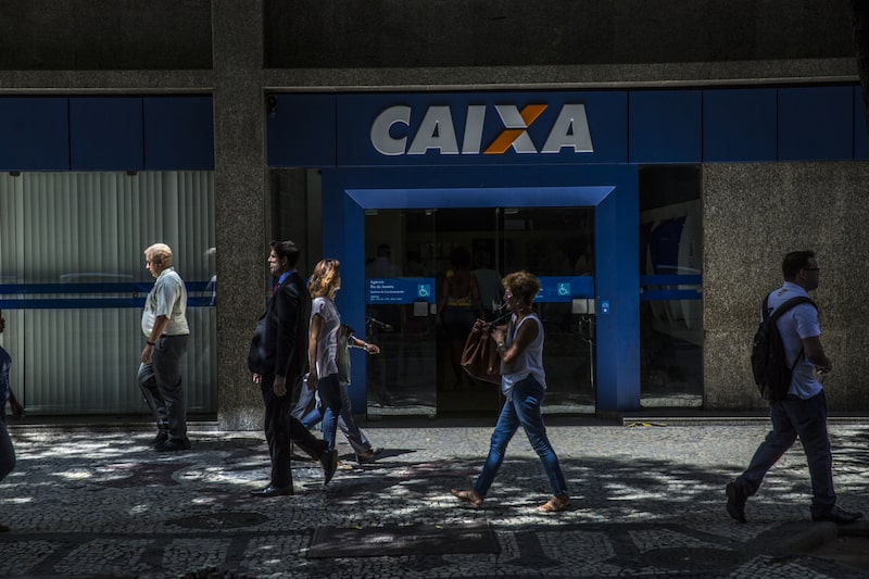 Pedestres em frente agência da Caixa Pedestres em frente agência da Caixa