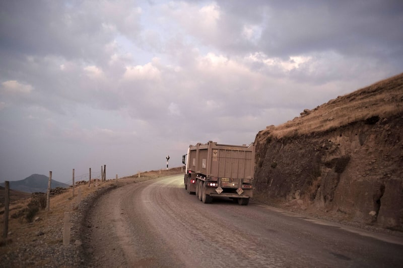 Un camión minero transporta materia prima en una mina de cobre en Apurímac, Perú. Un camión minero transporta materia prima en una mina de cobre en Apurímac, Perú.