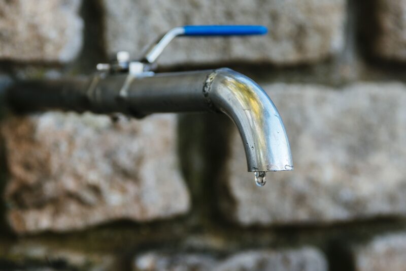 Canilla con poca agua Canilla con poca agua