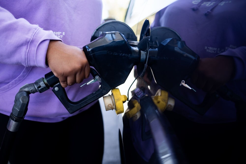 Un conductor reposta su vehículo en una gasolinera Citgo en Royal Oak, Michigan, EE.UU. Un conductor reposta su vehículo en una gasolinera Citgo en Royal Oak, Michigan, EE.UU.