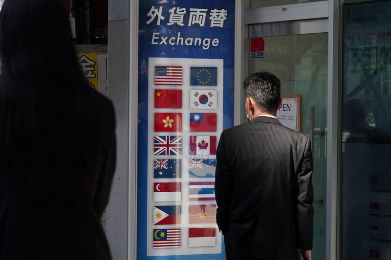 Moeda japonesa sofre aumento de posições vendidas à medida que o Banco do Japão mantém juros próximos de zero para impulsionar uma economia vacilante Moeda japonesa sofre aumento de posições vendidas à medida que o Banco do Japão mantém juros próximos de zero para impulsionar uma economia vacilante