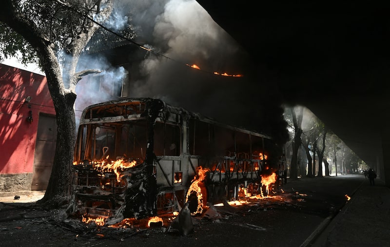 Crime e corrupção colocam o Rio no centro da disputa entre Flávio Bolsonaro e Lula (Foto: Mauro Pimentel/AFP) Crime e corrupção colocam o Rio no centro da disputa entre Flávio Bolsonaro e Lula (Foto: Mauro Pimentel/AFP)
