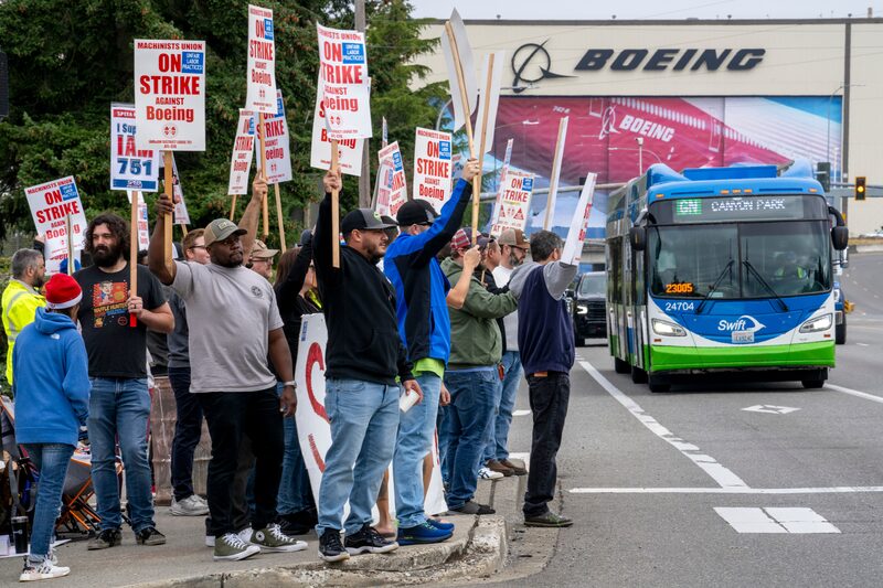 Trabajadores con pancartas frente a la fábrica de Boeing Co. durante una huelga en Everett, Washington, EE.UU., el viernes 13 de septiembre de 2024. Trabajadores con pancartas frente a la fábrica de Boeing Co. durante una huelga en Everett, Washington, EE.UU., el viernes 13 de septiembre de 2024.