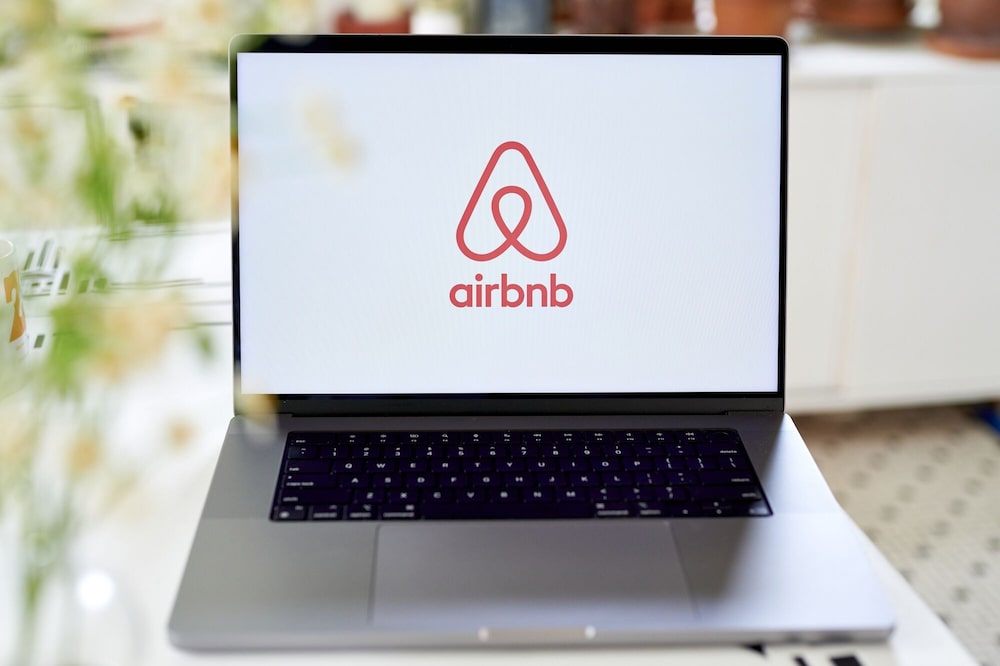 El logotipo de Airbnb en una computadora portátil colocada en el distrito de Brooklyn, Nueva York, EE.UU., el viernes 5 de mayo de 2023. Airbnb Inc. El logotipo de Airbnb en una computadora portátil colocada en el distrito de Brooklyn, Nueva York, EE.UU., el viernes 5 de mayo de 2023. Airbnb Inc.
