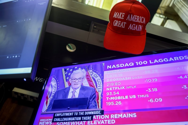 Una estación de televisión transmite las palabras de Jerome Powell en la Bolsa de Valores de Nueva York. Fotógrafo: Michael Nagle/Bloomberg. Una estación de televisión transmite las palabras de Jerome Powell en la Bolsa de Valores de Nueva York. Fotógrafo: Michael Nagle/Bloomberg.